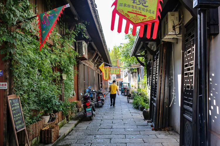 葬礼上,周润发一把抱住这个刚成为寡妇的女人,原来40年的情谊至今未断